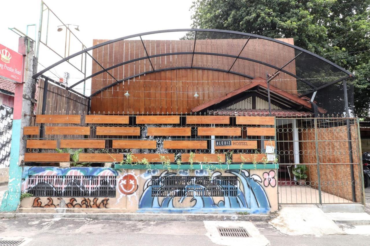 Alexiz Hostel Yogyakarta Exterior photo